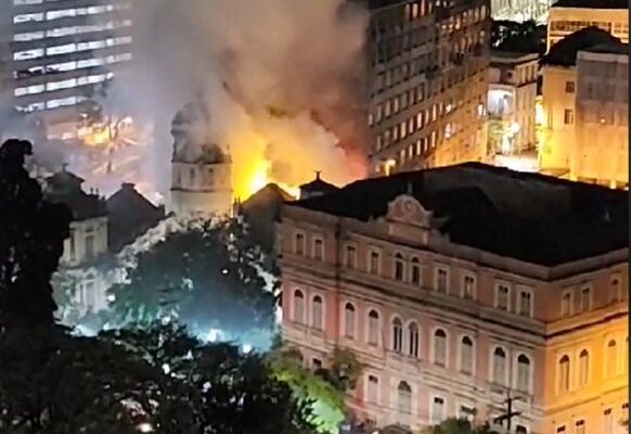 Prédio da UFRGS no centro de Porto Alegre é atingido por incêndio