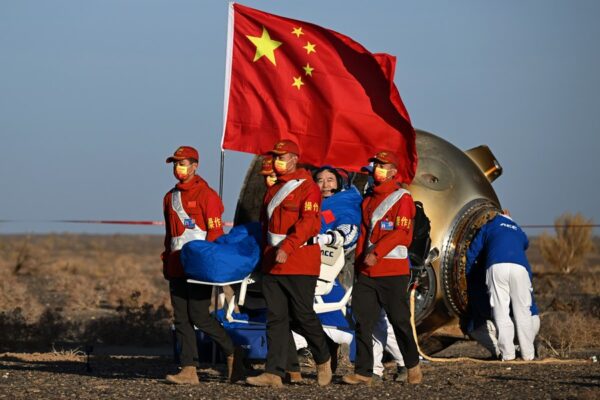 Astronautas chineses da Shenzhou-16 retornam com sucesso após 5 meses no espaço