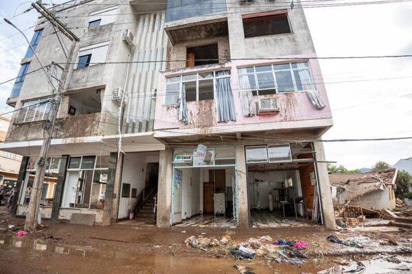 Ajuda financeira às vítimas das enchentes no RS: governo começa a distribuir doações via PIX