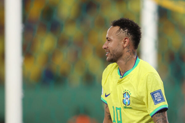 Neymar se irrita com torcedor que joga pipoca nele, após empate entre Brasil e Venezuela: “Não venho aqui de férias”