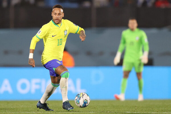 Neymar tem lesão no joelho confirmada e passará por cirurgia