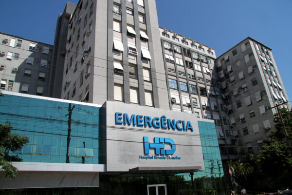 Profissionais de hospital de Porto Alegre declaram estado de greve devido ao piso salarial