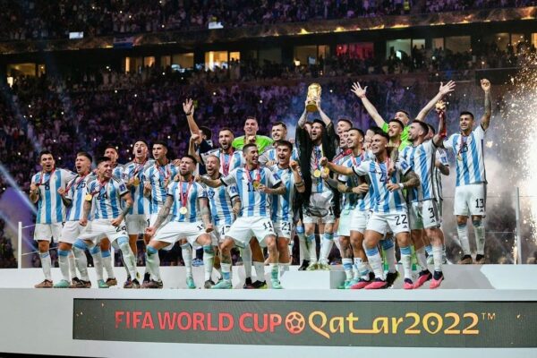 Campeão mundial com a Argentina é suspenso do futebol por dois anos