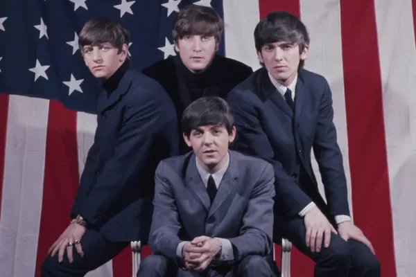 Beatles divulgam lançamento de ‘Now and Then’, última música da banda, composta por John Lennon