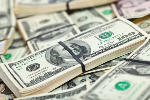 Dólar na Argentina dispara e supera valor de mil pesos pela primeira vez