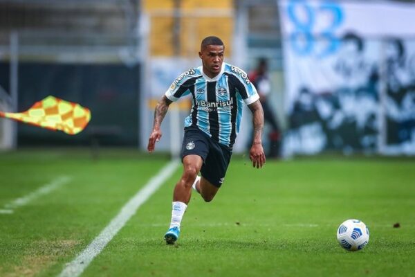 Representantes de Douglas Costa emitem nota sobre possível retorno do jogador ao Grêmio