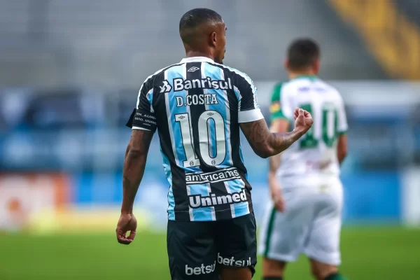 Como o Grêmio pretende quitar a dívida com Douglas Costa