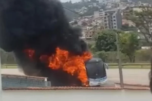 Ônibus que transportava equipe sub-14 do Vasco da Gama pega fogo