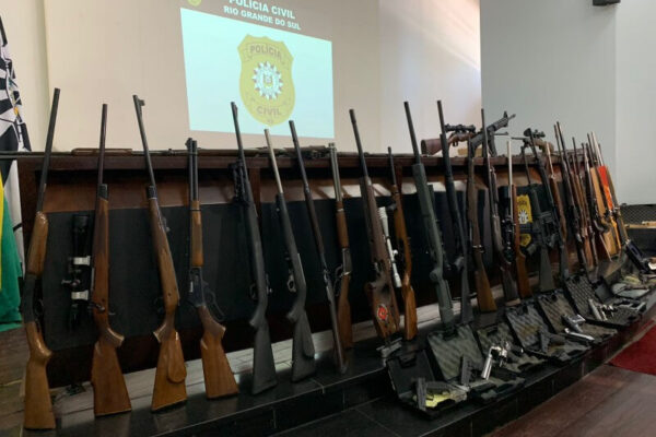 Polícia apreende mais de 100 armas em operação em Porto Alegre
