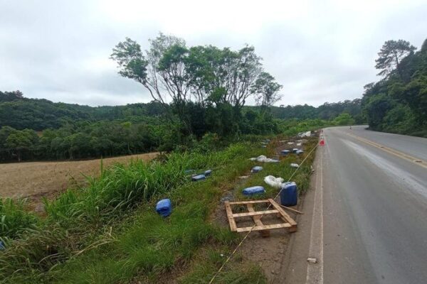 Acidente com caminhão tóxico bloqueia a RS-324 no Norte