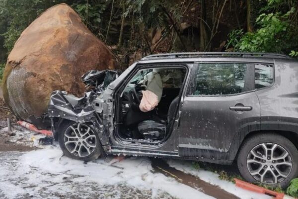 Motorista morre após colidir com rocha em Itaara
