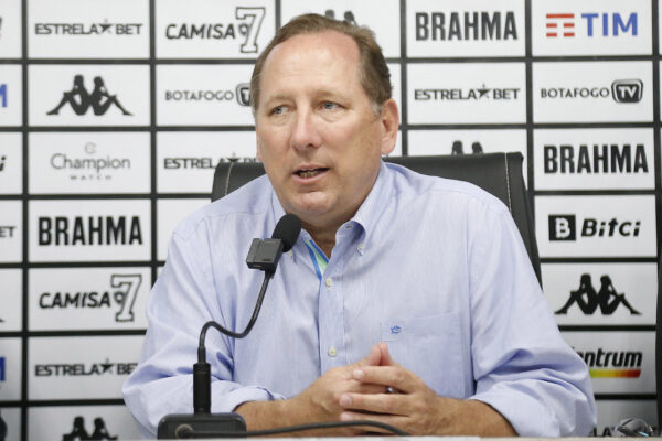 Dono do Botafogo encomendou relatório que aponta erros de arbitragem no Brasileirão
