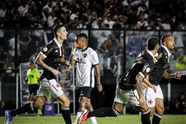 Botafogo é derrotado pelo Vasco e chances do Grêmio pelo título do Brasileirão aumentam
