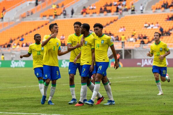 Seleção brasileira sub-17 vence Nova Caledônia no Mundial por 9 a 0, com 81 chutes a gol