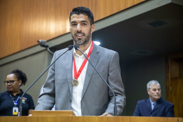 Suárez recebe título de cidadão porto-alegrense