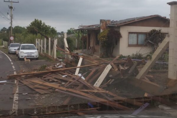 Temporal destelha mais de cem casas e derruba 50 postes em Santo Antônio da Patrulha