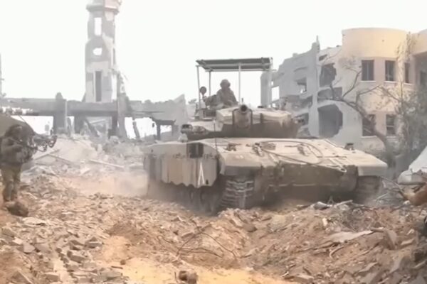 Tanques de guerra que pertencem a Israel deixam Faixa de Gaza após acordo de cessar-fogo