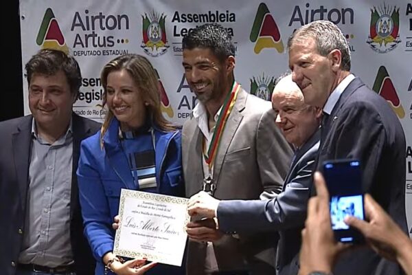 Suárez recebe medalha do Mérito Farroupilha na Assembleia Legislativa do Estado