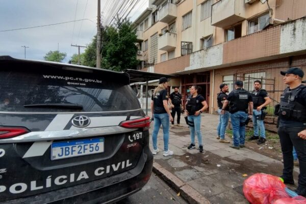 Dois homens são presos após gravarem vídeo ostentando armas de fogo em avenida de Porto Alegre