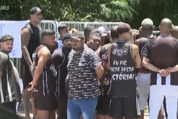 Torcedores do Botafogo protestam no CT antes de duelo contra o Grêmio
