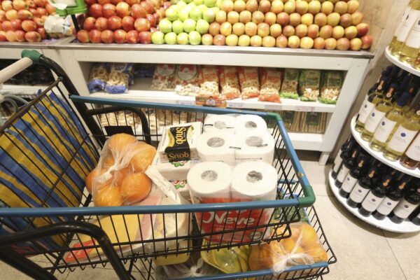 Reforma tributária propõe zerar impostos sobre 15 alimentos da cesta básica nacional