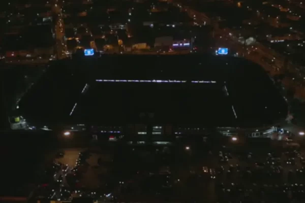 Alianza Lima apaga as luzes do estádio para atrapalhar a festa do título do rival