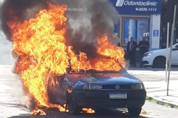 Carro pega fogo enquanto transitava pelo bairro Menino Deus