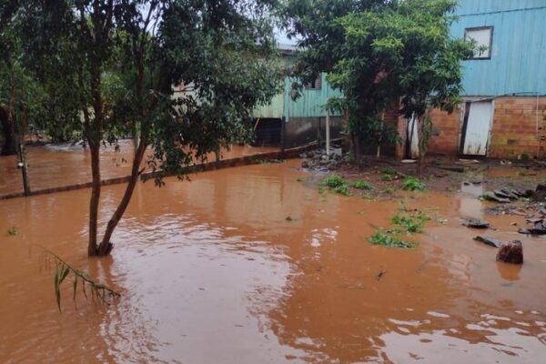 Cidades do noroeste e norte gaúcho sofrem com fortes chuvas na madrugada desta quinta-feira