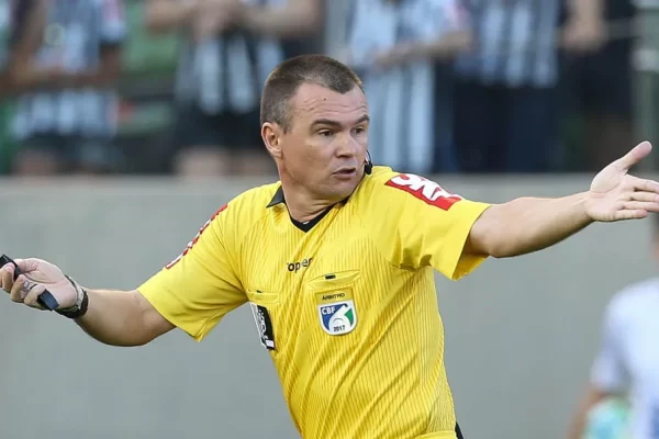 Leandro Vuaden encerra carreira de árbitro e assume cargo na FGF