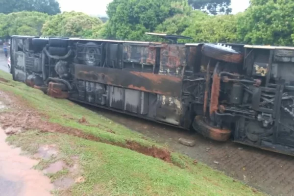 Ônibus tomba na região norte e deixa vários feridos