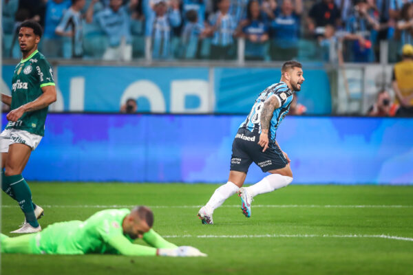 Grêmio encaminha renovação de contrato com João Pedro