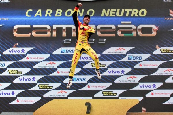 Gabriel Casagrande conquista o bicampeonato da Stock Car e Grêmio celebra 