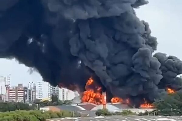 Incêndio de grandes proporções atinge empresa em Canoas