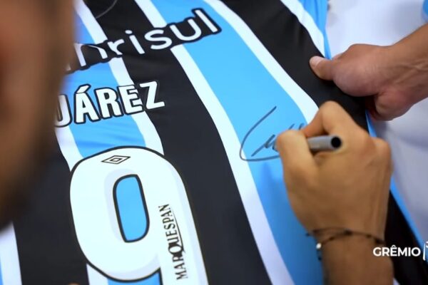 Em menos de 15 minutos, 120 camisas autografadas por Luis Suárez são vendidas