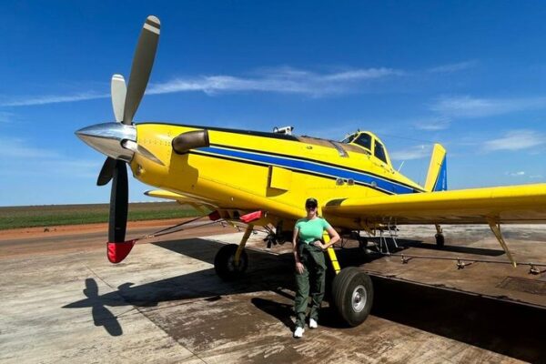 Gaúcha de Não-Me-Toque é primeira mulher brasileira habilitada para pilotar maior avião agrícola do mundo