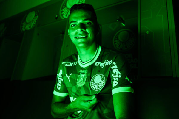 Procurado por Grêmio e Inter, atacante é anunciado pelo Palmeiras