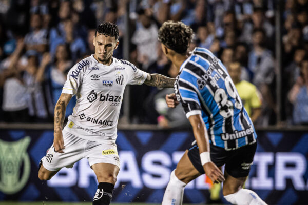 Grêmio acerta contratação de volante do Santos