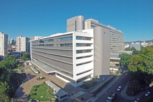 Hospital de Clínicas de Porto Alegre abre processos seletivos com salários de até R$ 11 mil