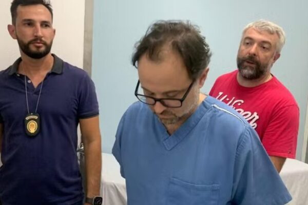 Médico que foi preso suspeito de causar mortes de pacientes obtém habeas corpus