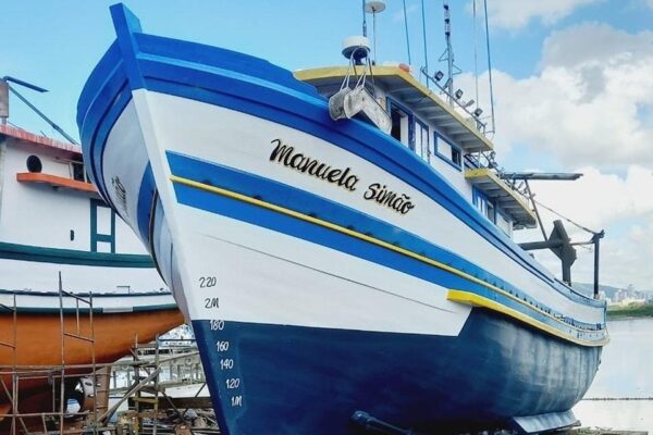 Barco pesqueiro com tripulantes está há um mês desaparecido no RS