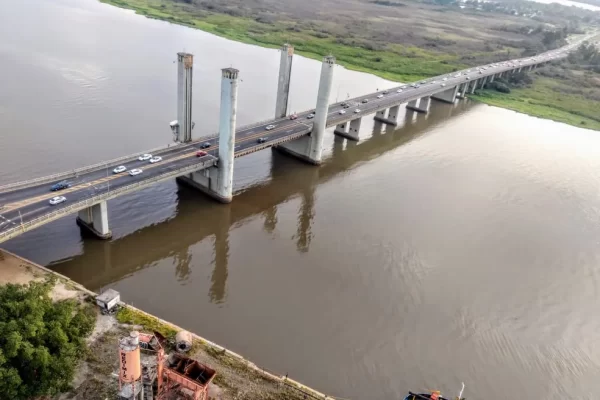 Dois caminhões se chocam na nova ponte do Guaíba e trânsito é desviado para a ponte antiga em Porto Alegre