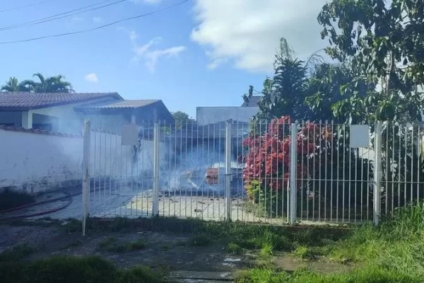 Incêndio atinge casas em bairro de Porto Alegre