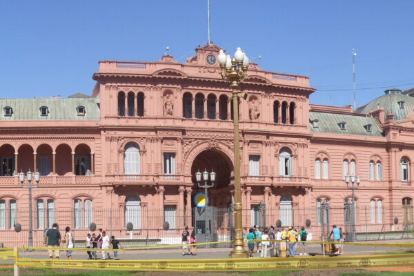 Argentina enfrenta greve geral contra reformas propostas pelo presidente Milei