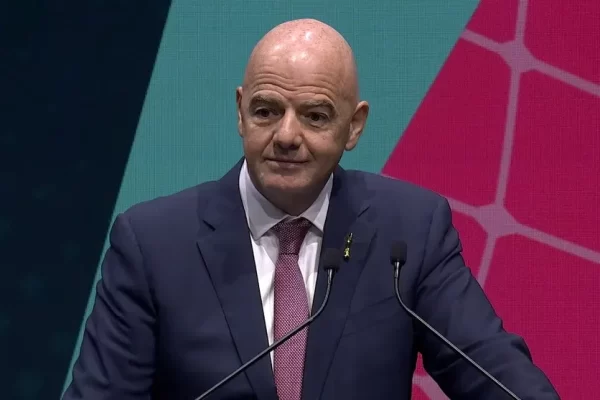 Presidente da Fifa defende derrota automática em casos de racismo