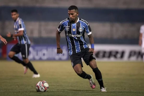 Grêmio pode receber aporte financeiro com possível negociação de atacante