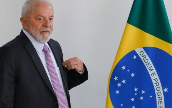 Lula sanciona lei que cria bolsa de qualificação profissional para pessoas desabrigadas