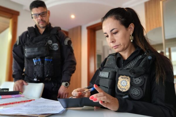 Duas pessoas são soltas após colaborarem com Operação Capa Dura, que investiga Secretaria de Educação de Porto Alegre