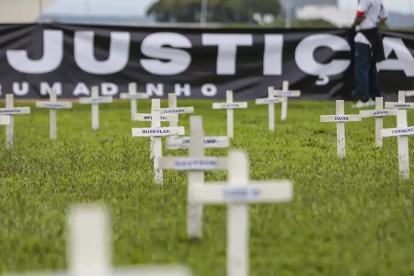 Cruzes são fincadas na Esplanada dos Ministérios em homenagem aos cinco anos da tragédia em Brumadinho