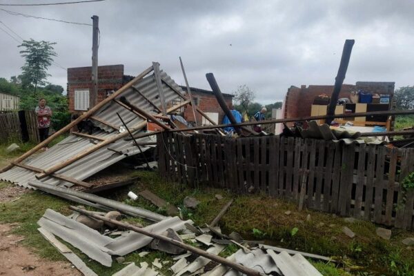 Cidades na região Central do Estado registram danos ambientais e materiais depois de temporal
