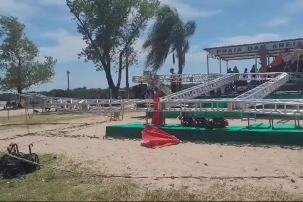 Desabamento de palco em concurso de beleza deixa feridos na região central do Estado